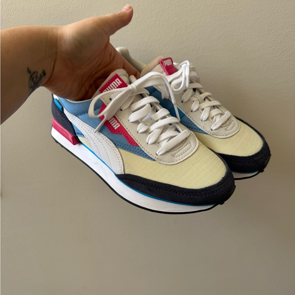 Puma Cream and Blue Low-Top Sneakers with Retro Design